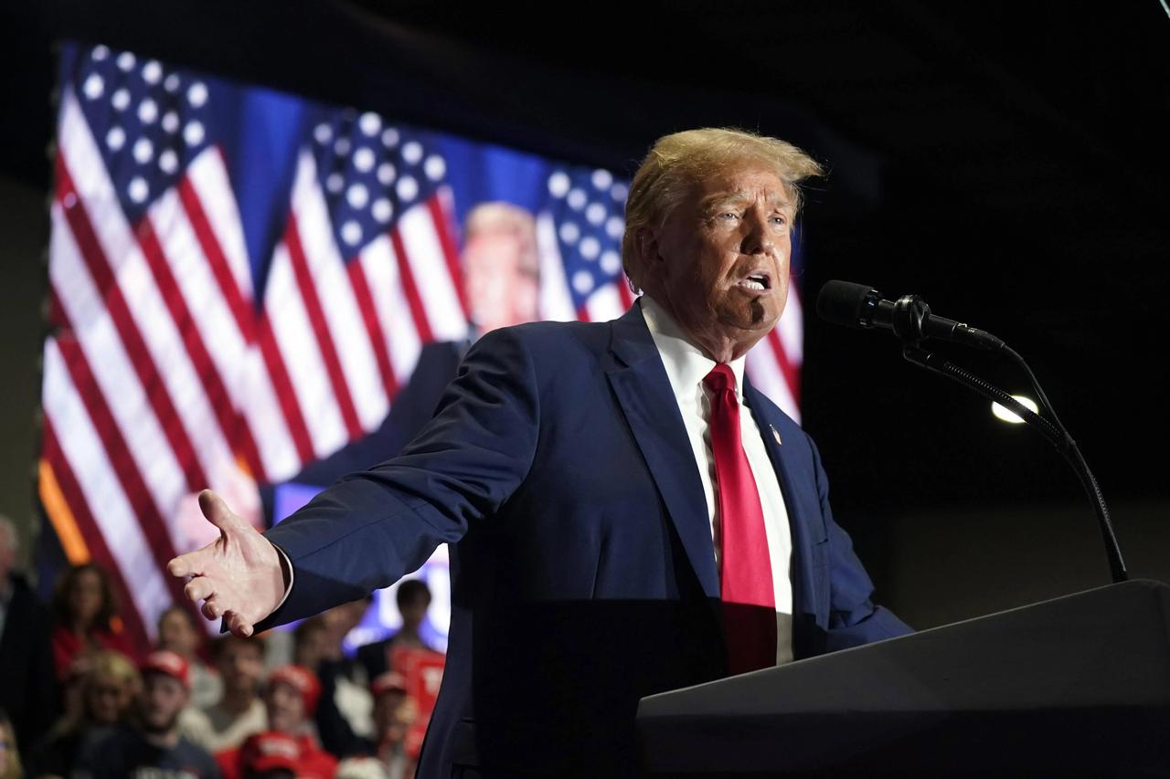 北美后院彻底杀红了眼！趁着最高法院刚刚敲下退款法槌，特朗普直接翻脸掀桌，连夜调集