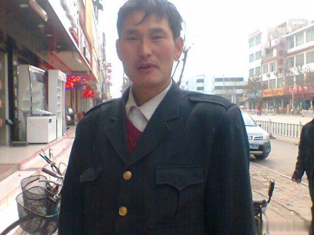 最近大衣哥朱之文非常火，有网友晒出了2011年拍的大衣哥的照片，评论区有人回复2