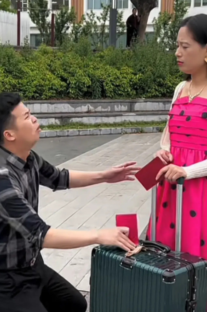 女儿急了，爸妈离婚，妈妈临走时，爸爸跪求妻子复婚吧！给孩子一个完整的家，妻子说：