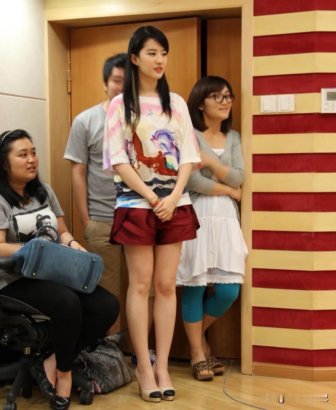 有这张脸就赢了！不羁的发型，随意的穿搭！