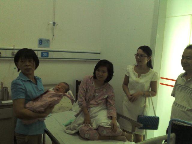 产房里产妇生下一个宝宝后, 里面却传出了一声: 啊, 妖怪!