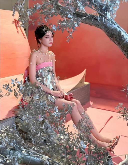 热巴脖子上的珍珠项链是怎么戴上的