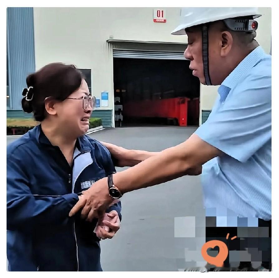 9月25日，员工中秋节自愿加班被老板指责，崔培军了解事情原由后，把手里的钱全部塞