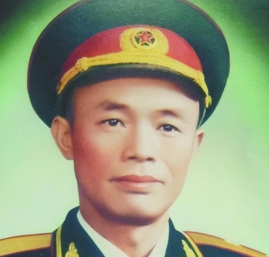 1979年，钟伟将军的弟弟偷牛，县领导来信：“您的弟弟被判5年，如有意见可改判，