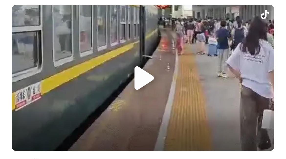 铁路就像个部落，铁路里面关系是亲套亲，铁三代铁四代不稀奇。我们单位有一个三等站