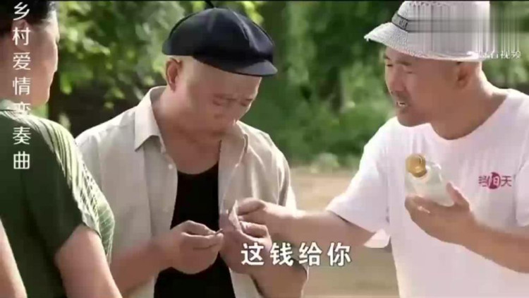 乡村爱情: 谢大脚一瓶酒,卖给赵四10块,卖给刘能一百,哈哈哈