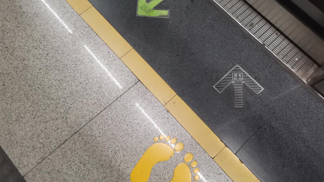 深圳地铁高峰期如何缓解拥堵？大城市，有地铁。既时尚，现代，更解决