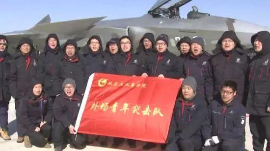 歼-20研发团队提醒AI风险：大模型最麻烦的地方，是它可能把错误答案说得像真的。