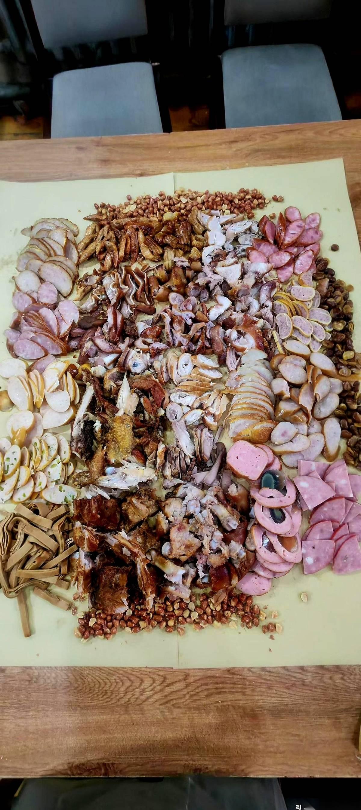 朋友半夜发来一张图，哈尔滨的酒局。一张大圆桌，中间就一个盘子，肉堆得跟小山似的