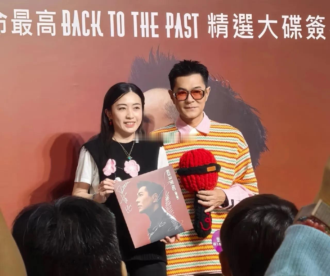 甘比现身古天乐唱片签名会，她亲手用毛线织了话筒，俩关系很铁啊，不得不佩服她的社