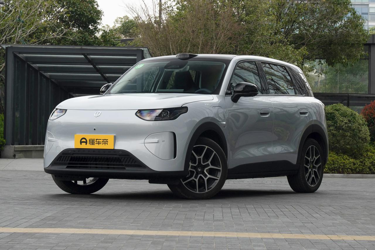 价格屠夫，零跑A10，售价6.58万～8.68万。零跑A10上市了，定位小型