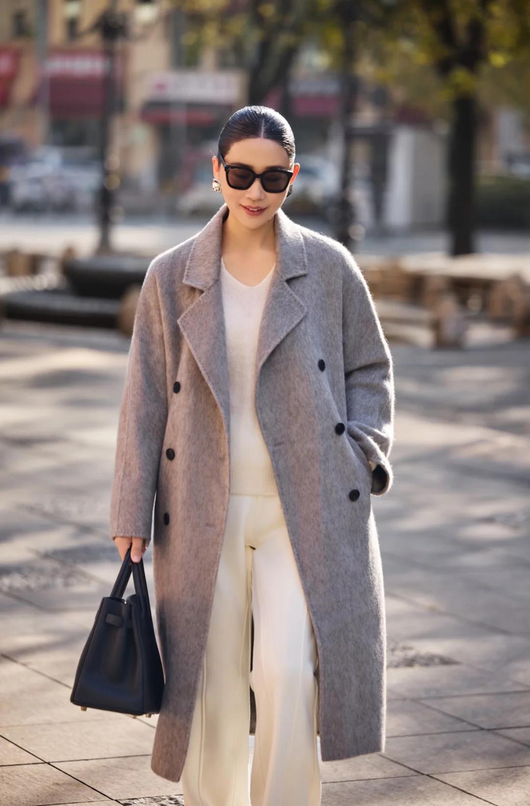 秋冬想要穿出优雅高级感，这组搭配绝对值得借鉴！灰色长款大衣是秋冬衣橱的“气质担