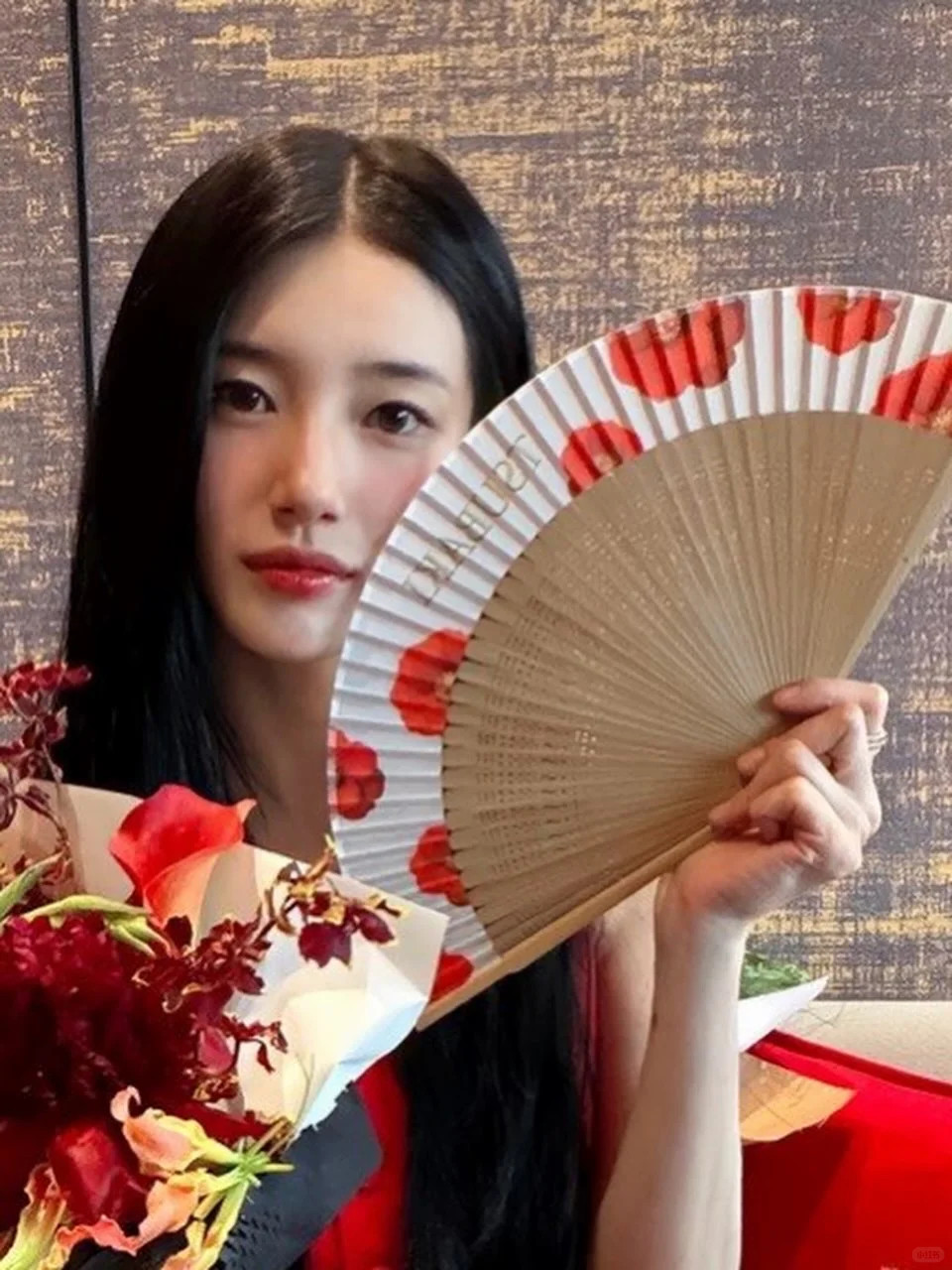 秀智ins更新，一袭红裙美疯了！