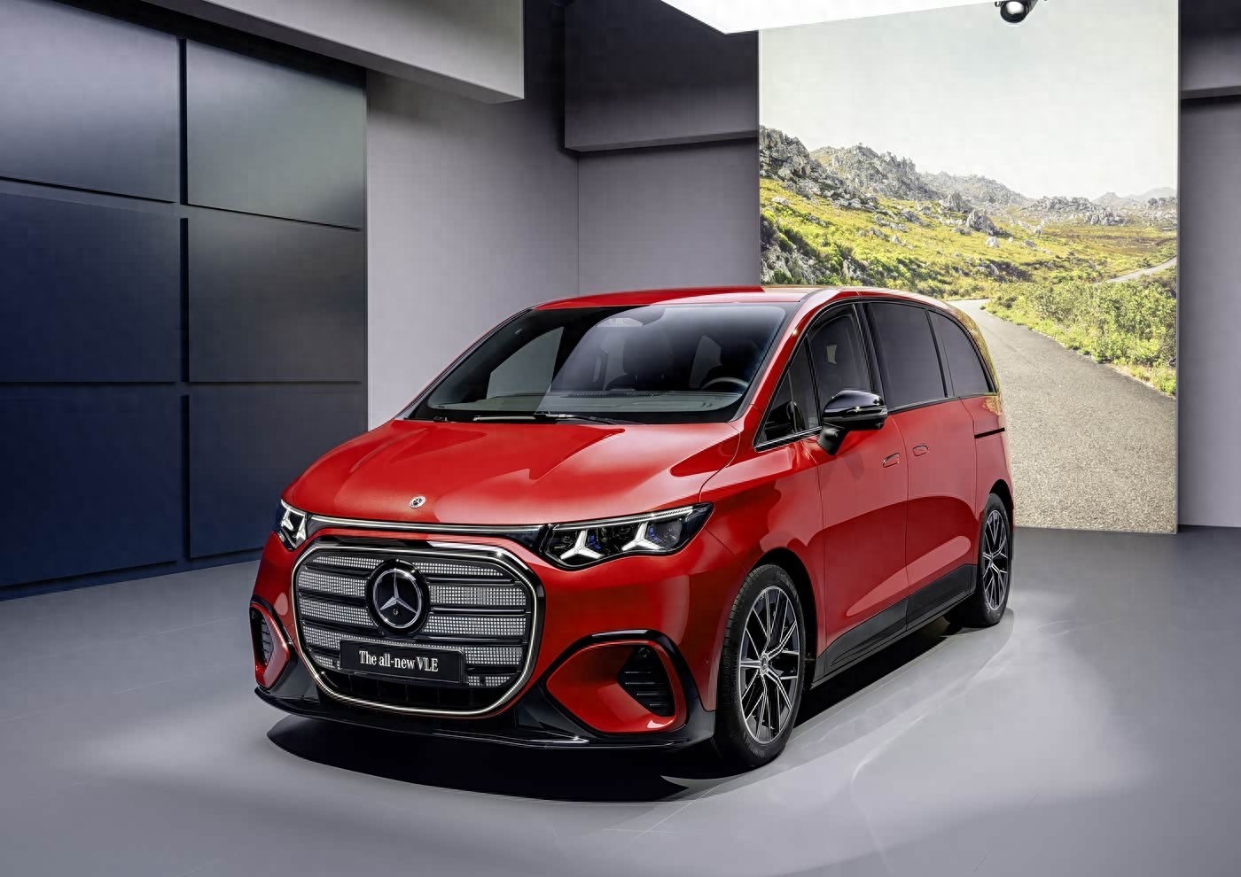 奔驰纯电VLE来了，不是来秀肌肉的，是来重新学怎么造MPV的。它3月11日全