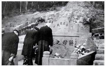 1949年1月22日，蒋介石回到他的家乡浙江奉化溪口镇。蒋介石在下野前，已经部署