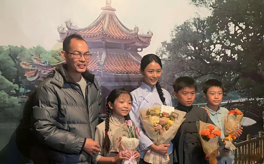 《给阿嬷的情书》票房破14亿那天晚上，肖央蹲在河北一个县城的路边吃烧烤，25块钱