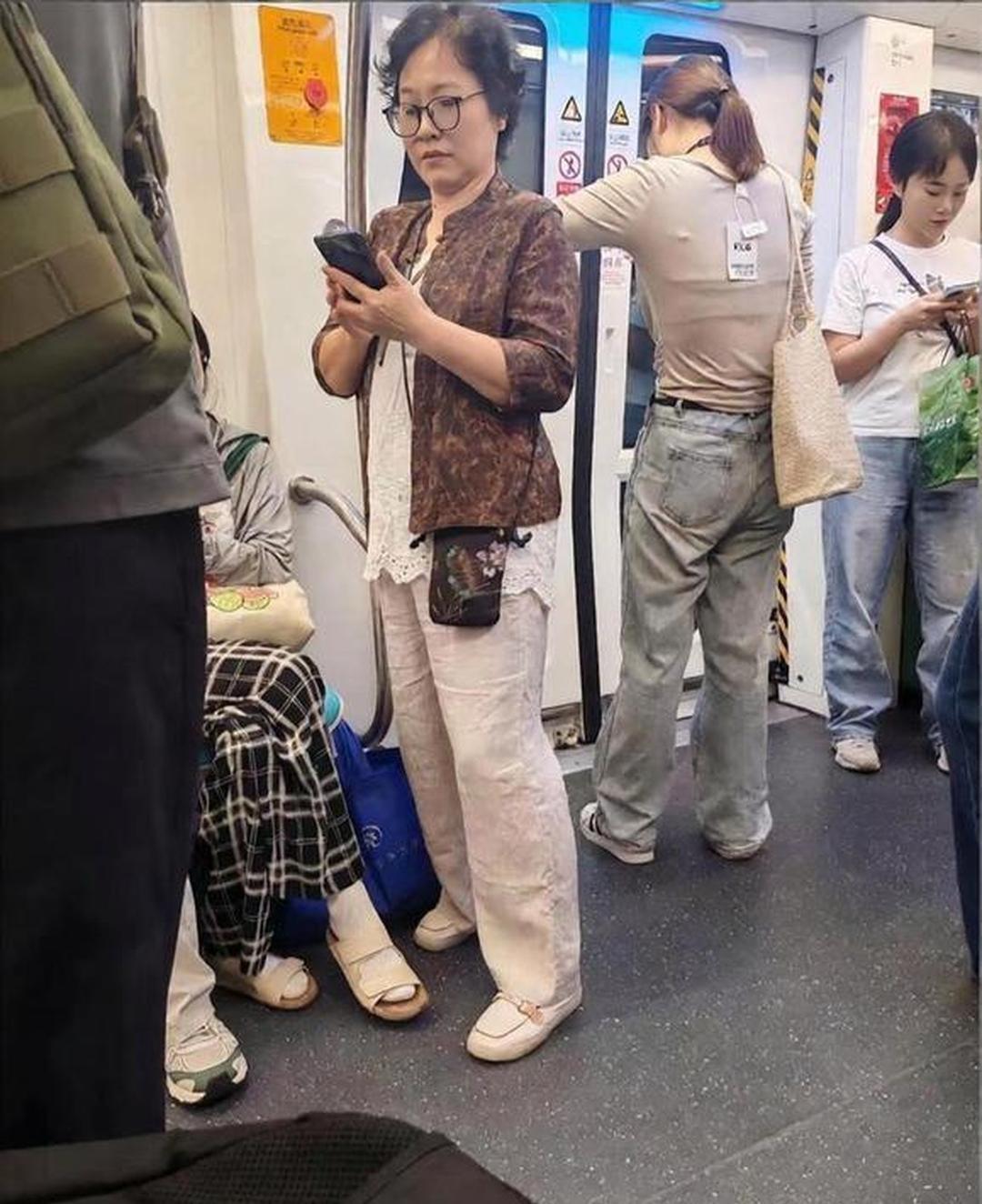 真的有点看不下去。公共场合这样，完全不加遮掩，这真是将羊毛薅底了[大笑]