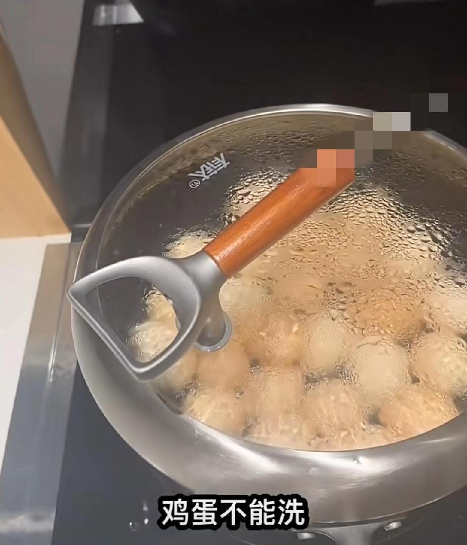 鸡蛋能洗吗？9月24日，江苏一女子嫌单位发的鸡蛋太脏，于是拿回家后用百洁布挨个擦