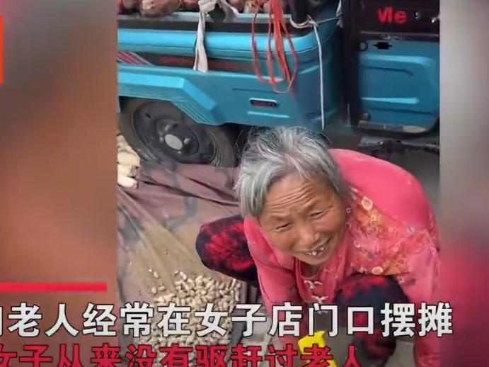 都是讲究人！7旬老奶奶拉着一车西瓜，来到一家店门口准备卖，由于占了人家的门口，老
