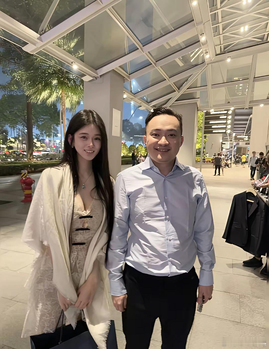 女子新加坡偶遇孙哥，胖到快成白应苍了。​​​