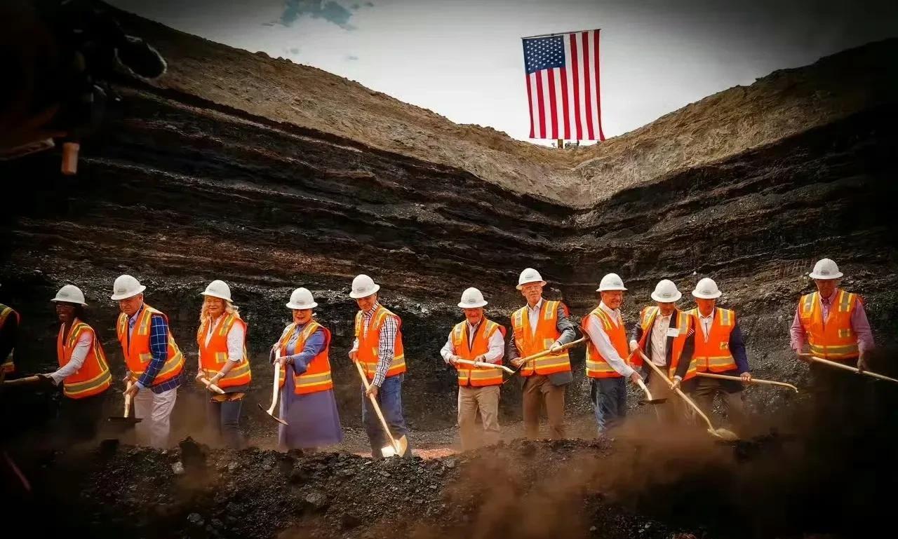 美国人欢天喜地的开挖稀土矿，为了摆脱稀土限制，美国怀州开工了一座新的稀土矿，州长