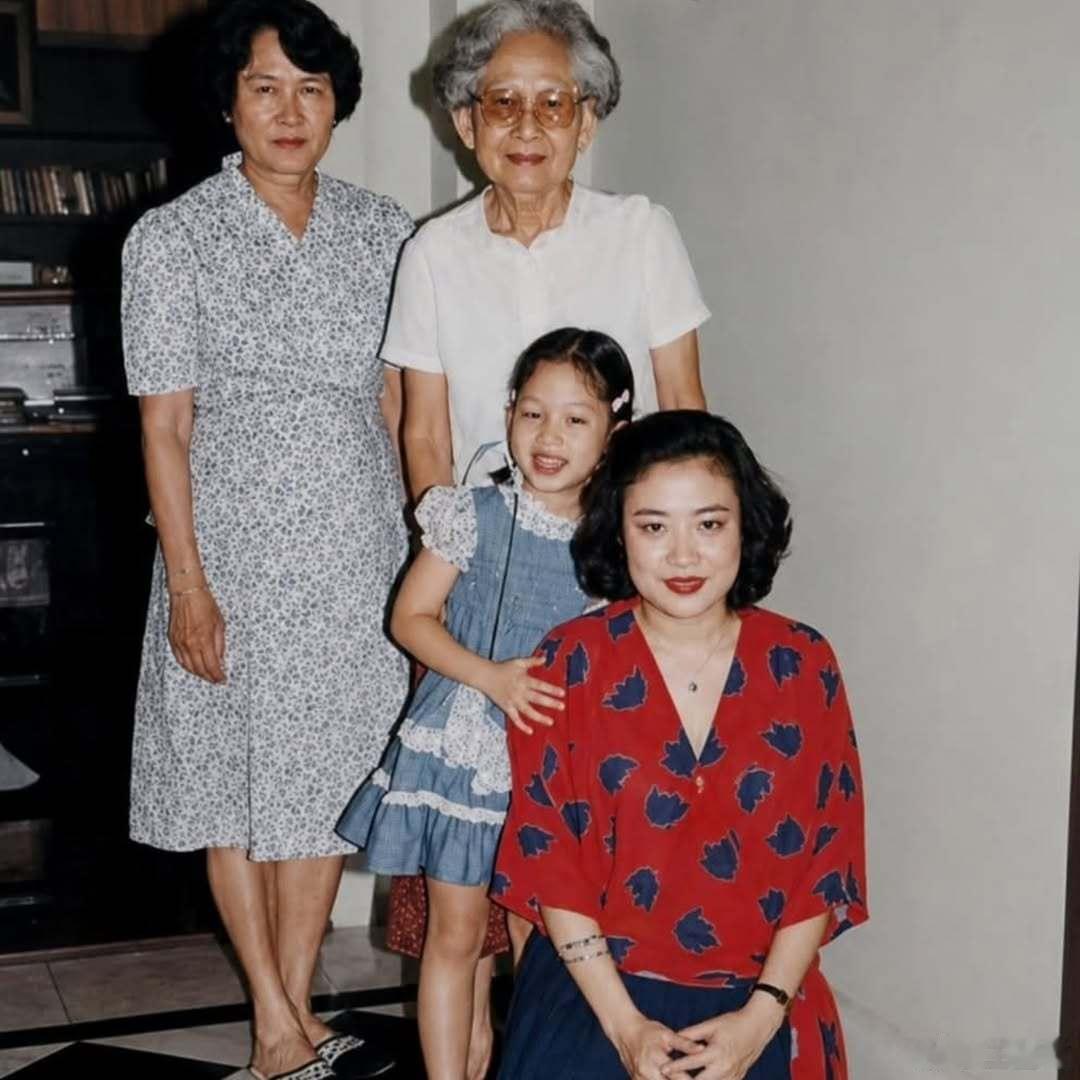 泰国王室🇹🇭最爱公主的妈妈、爷爷奶奶、姑姑，颂莎瓦丽王妃年轻时候好美好有气