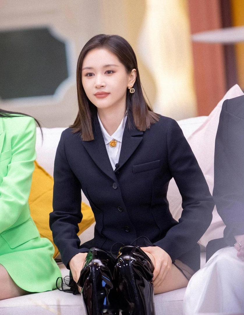 王子文掌握显腿长秘诀了​​​