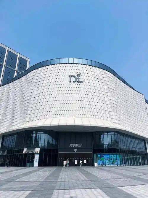 以为胖东来房东贪得无厌？别被带节奏了！算笔账：2.3万平一年2400万，每平每天