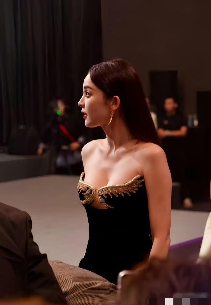 古力娜扎的身材比例堪称完美！虽然身形纤细如柳，却意外拥有令人惊艳的曲线美。她身着