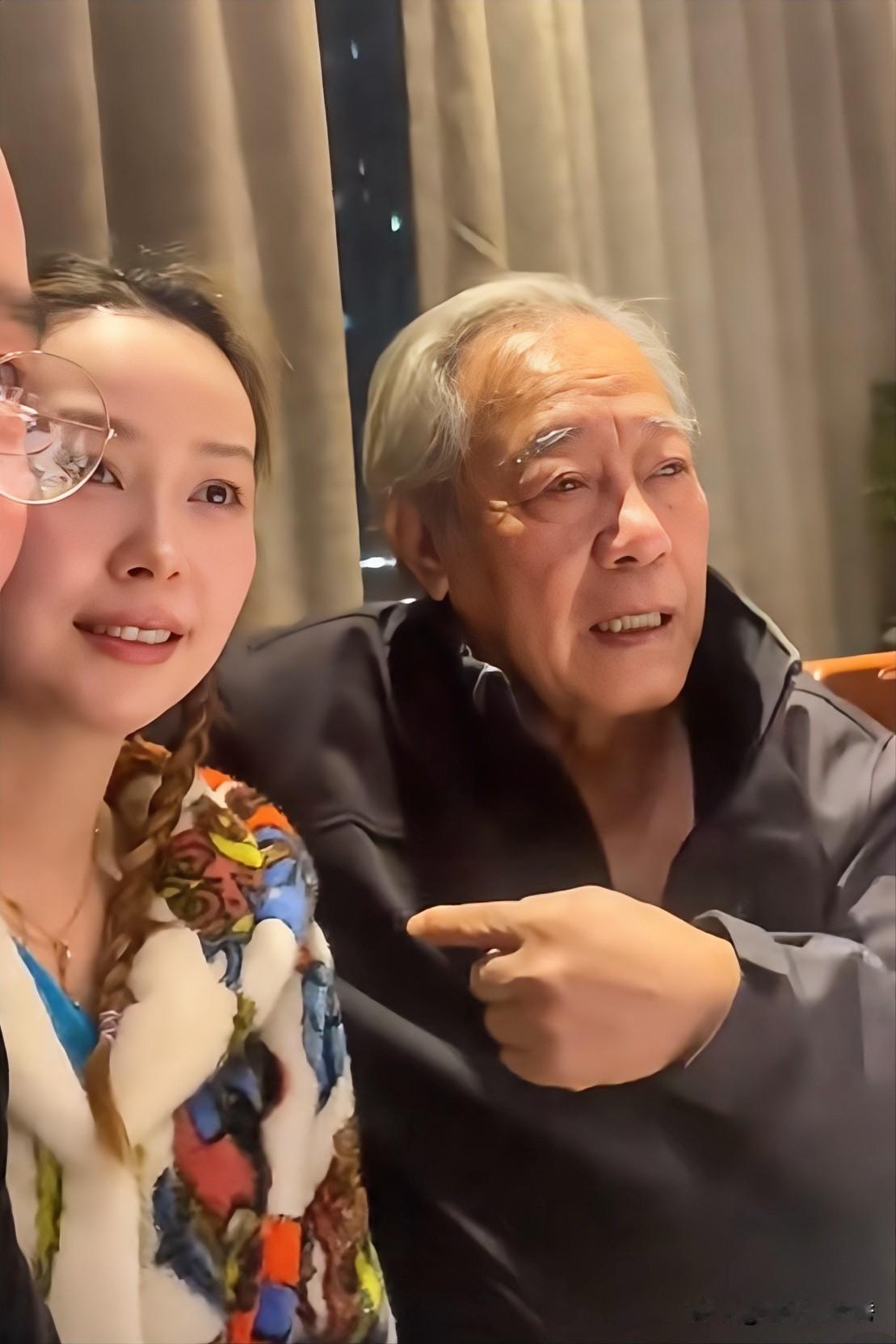 很“面熟”的一位老演员，和旁边的女士有点太近了吧？虽然满头白发，但是那种“气