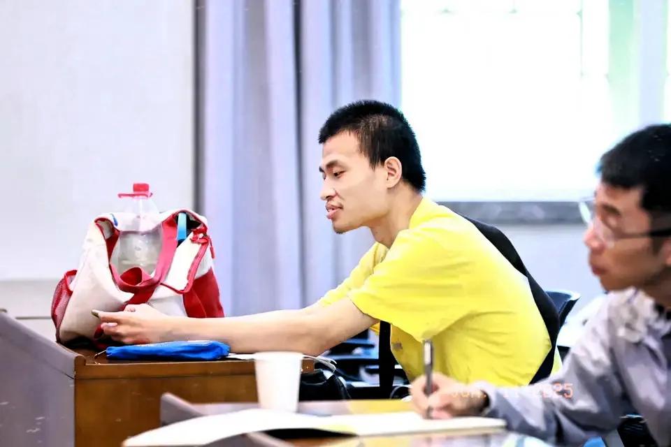 韦东奕罕见开会照曝光！以往以素色T恤、斜挎包示人的韦东奕，此次被拍到身穿鲜黄色