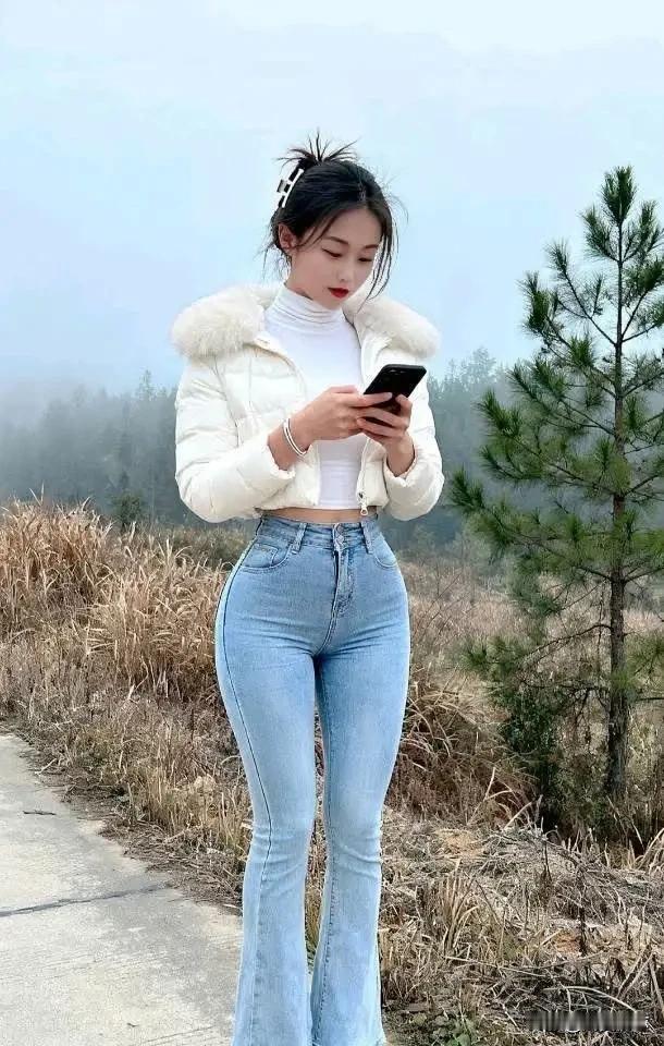 冬日穿搭指南：白色羽绒服+牛仔裤，温暖又时尚