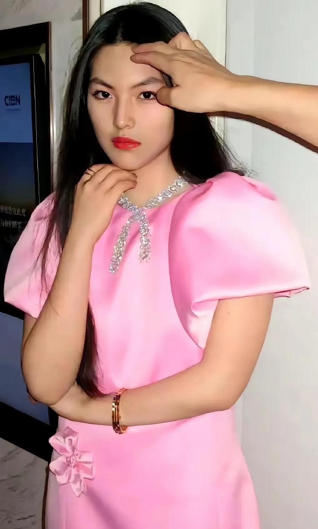 一位娱记喝多了，胡话连篇其中提到李湘的女儿王诗龄，说她被家里富贵养废了。“