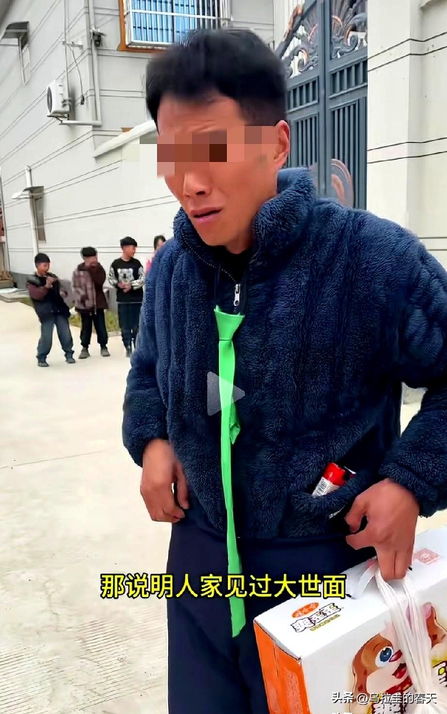 相亲相到四个娃四个姓，这事儿放谁身上都得懵一阵。男子说离异能接受，带娃也能忍，