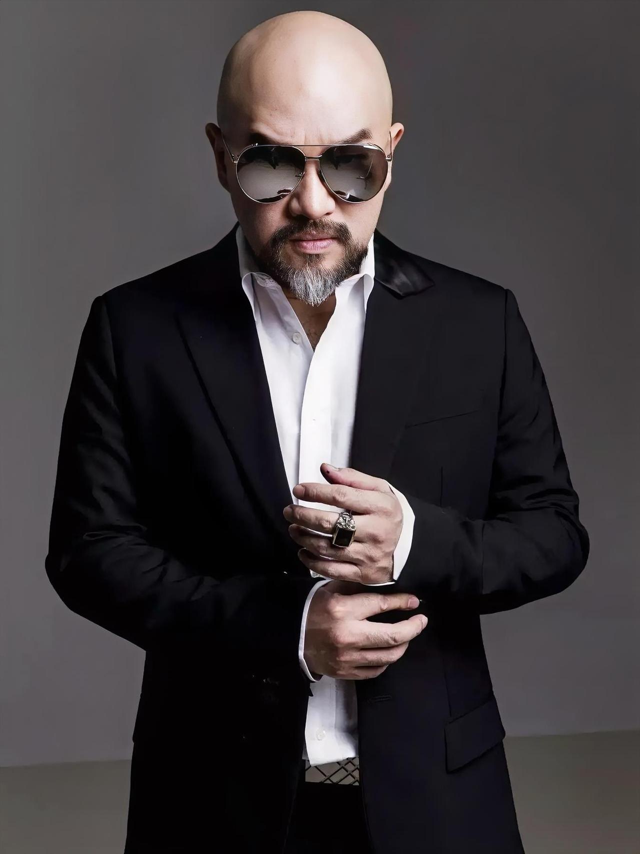 突然就明白了……辛龙这五年，主业是爸爸，副业是歌手，人家只是换了个赛道继