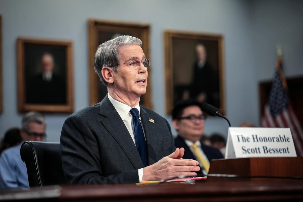 到底谁为关税买单，美国财长被问崩了。本周，美国众议院举行了监督听证会，被问询