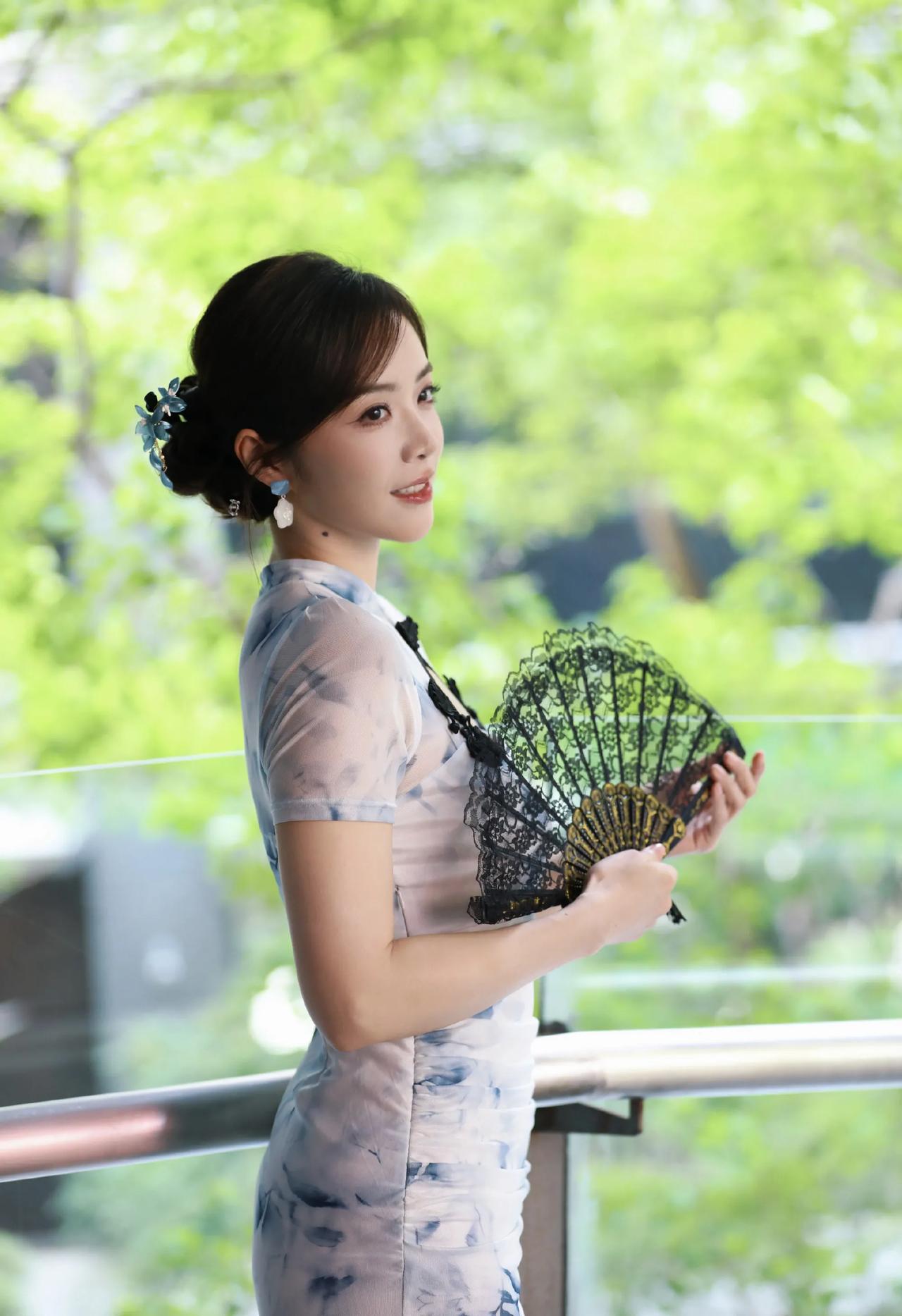 余霜旗袍美图，优雅美丽，妩媚迷人美女极品文静炫迈妹子写真菁菁纯欲邻家甜美女