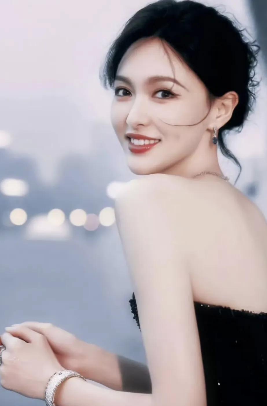 唐嫣以后应该很难演戏了原因很简单不是她演技不好，而是演一部戏火一部。就拿