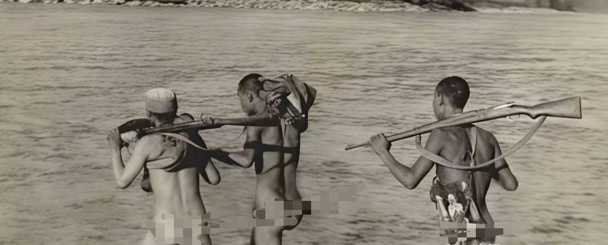 1939年冬季，八路军晋察冀军区的战士正偷渡拒马河，前去袭击紫荆关。由于天气冷，