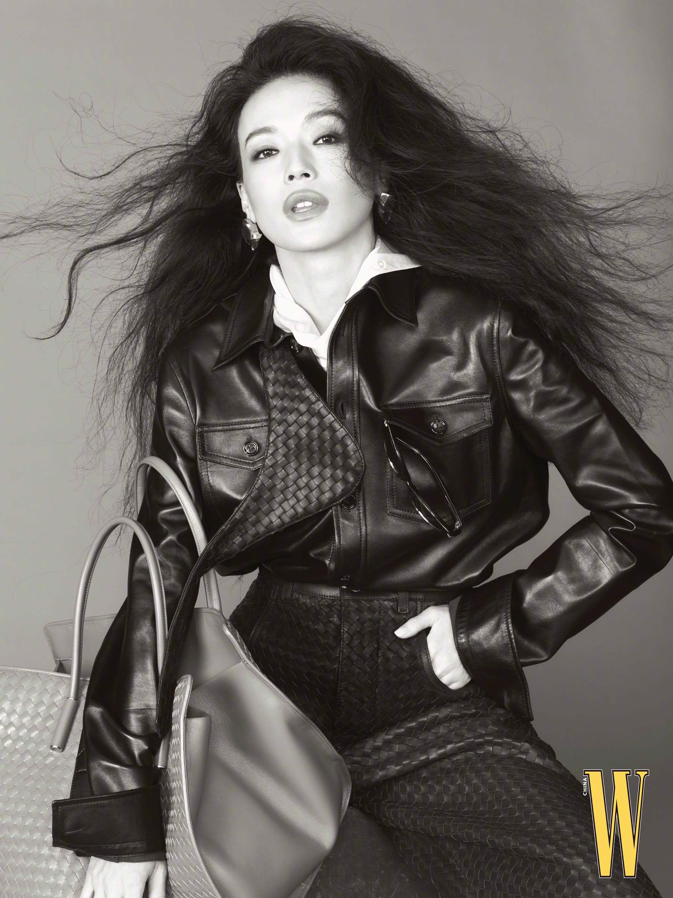 舒淇身穿BV登上W中文版最新一期封面，优雅出镜演绎「TheGreatPe