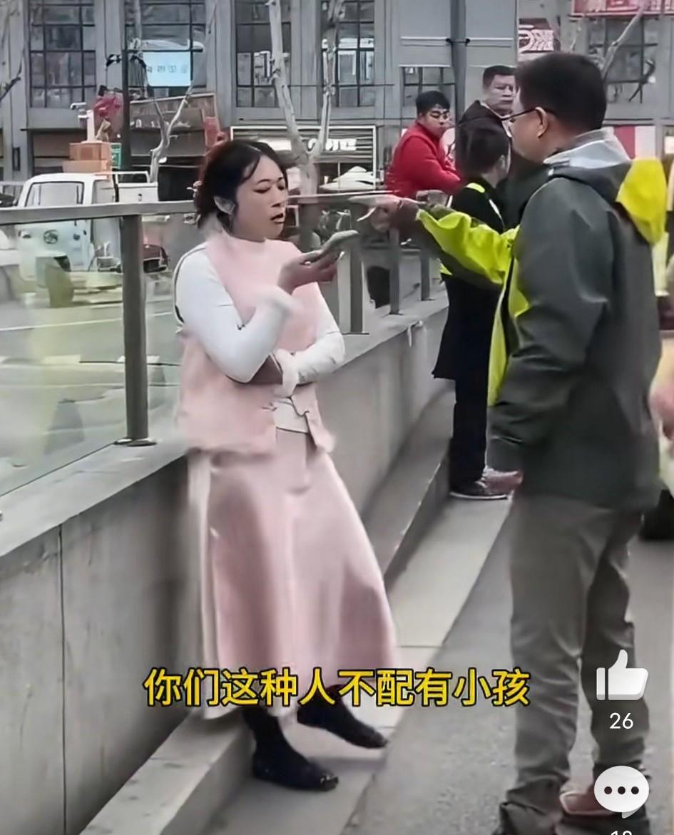 轻微剐蹭把车堵在路中间，导致整条马路被堵得死死的，女司机说话太难听碰瓷惹众怒，最