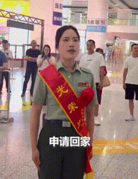 上人民日报了！9月1日，重庆一名女子结束12年军旅生涯，光荣退役回家。刚出站，她
