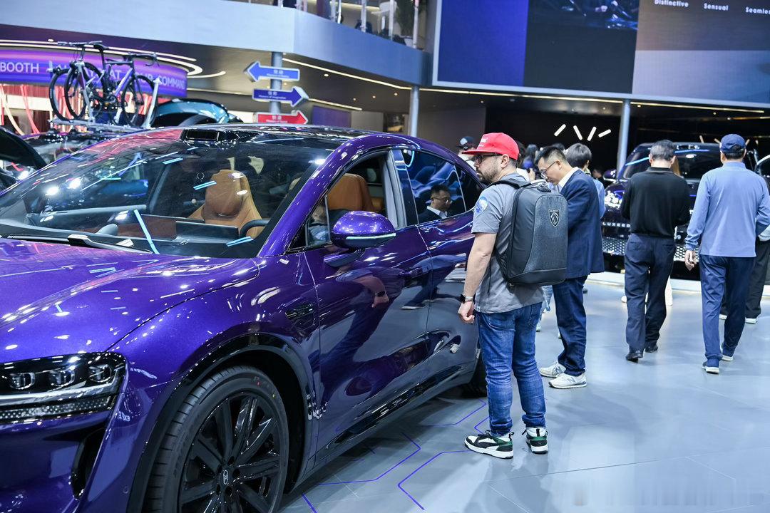 北京车展现身！智界R7加冕25万档高价值代表2026北京车展现场，不少家庭用户