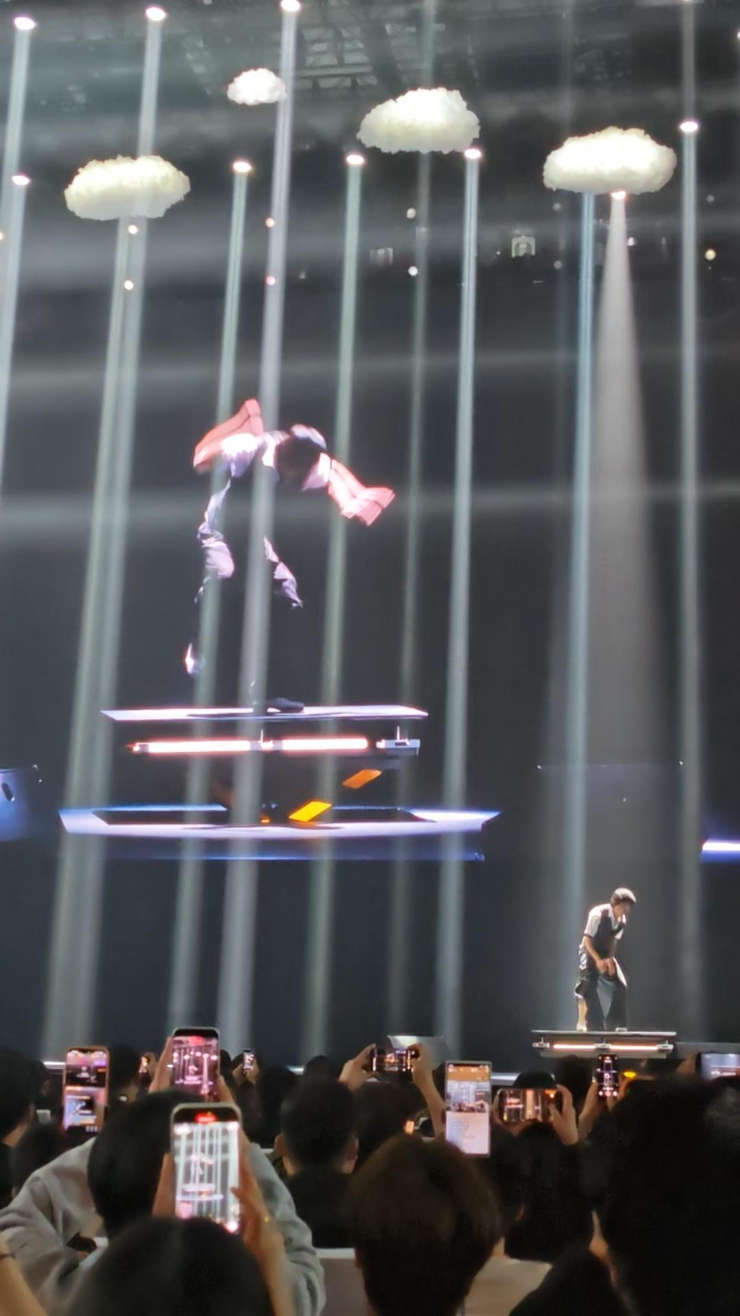 荣耀营销部门肯定来新人了。怎么在发布会上展示Magic8ProAir虽然轻薄