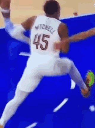 这个传球有点过于诡异了吧！