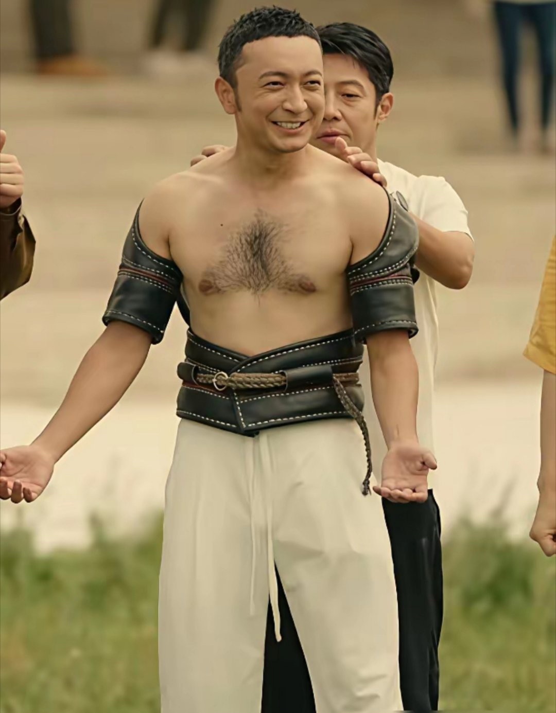 脱下西装的尼格买提，用一身腱子肉击碎滤镜。42岁拼的不是肌肉，是给中年危机的一记