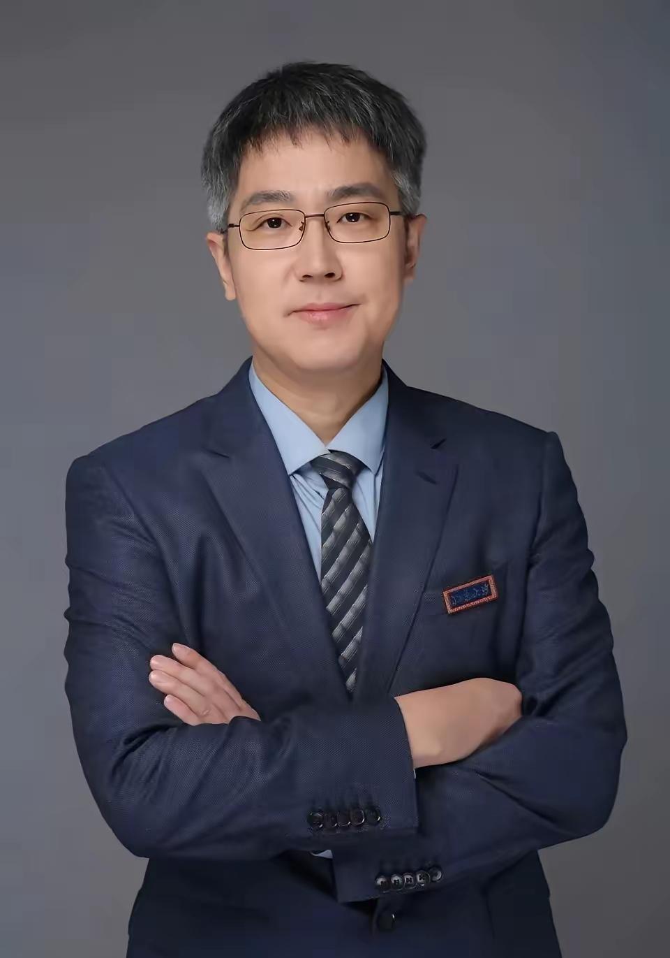 刘若川，男，1980年5月出生，湖南祁东人，毕业于北京大学、美国麻省理工学院，博