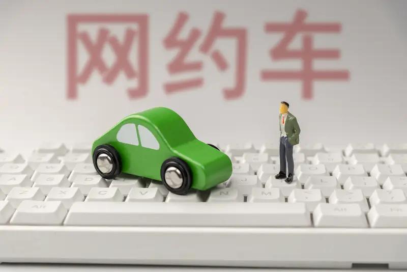 乘客在网约车内排泄，司机崩溃“后排座椅，脚垫上全是，渗透到缝隙里”，乘客