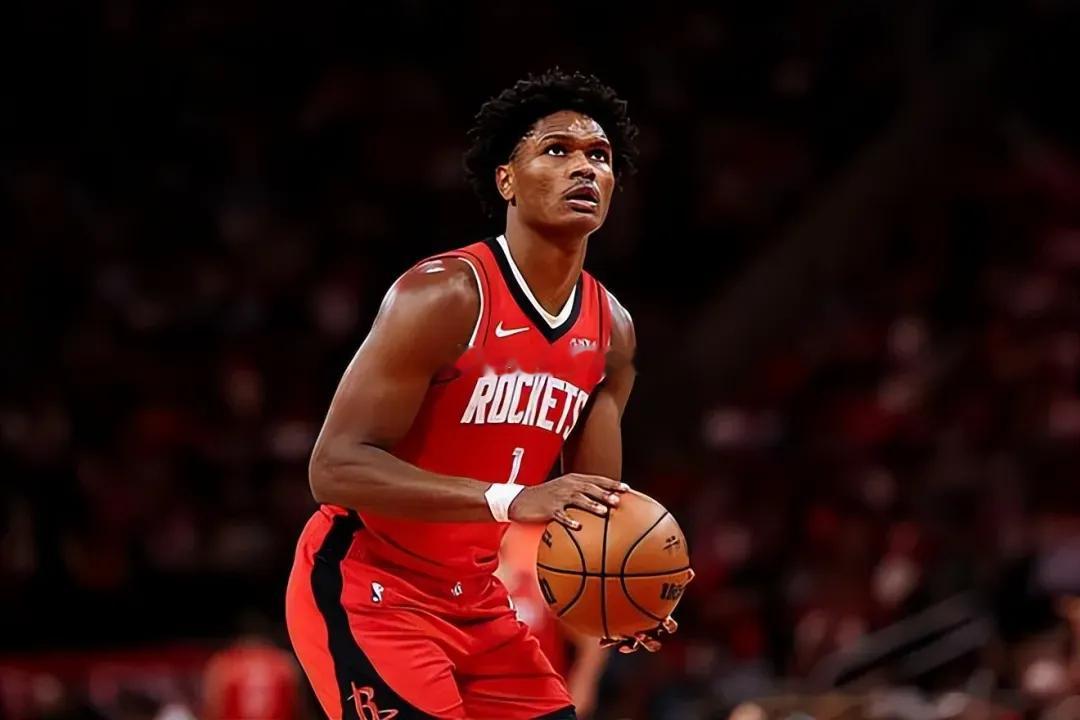 根据ESPN记者ShamsCharania的报道，休斯顿火箭与后卫阿门-汤普森
