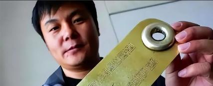 1999年，内蒙古一男子被债主追债，无路可逃时，突然想起父亲说过：有困难时，地窖